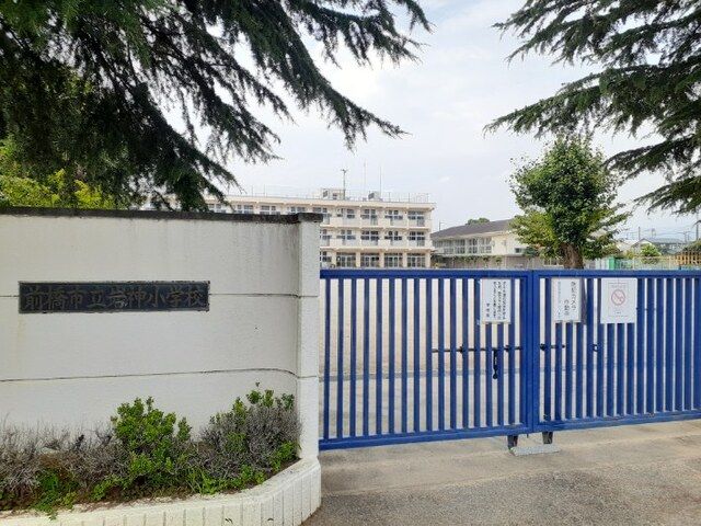 近くの前橋市立岩神小学校まで1,800m（徒歩23分）