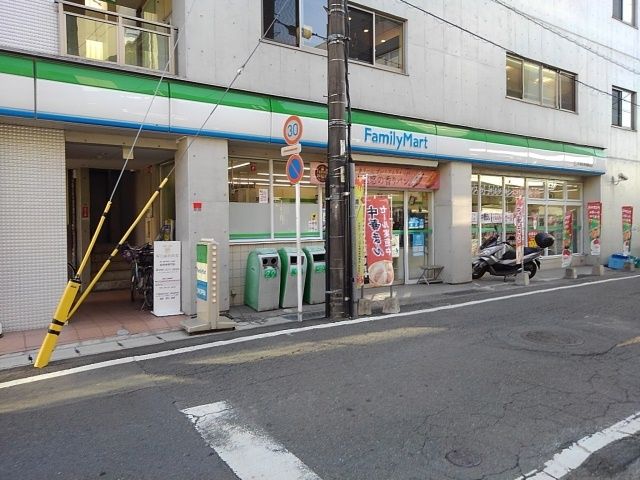近くのファミリーマート新水前寺駅前店まで800m（徒歩10分）