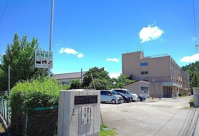 近くの札幌市立石山中学校まで700m（徒歩9分）