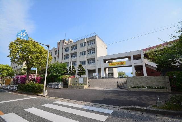 近くの苅田町立　新津中学校まで600m（徒歩8分）