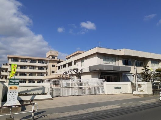 近くの岡山市立陵南小学校まで400m(徒歩5分)