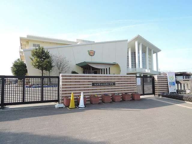 近くの大在西小学校まで660m(徒歩9分)