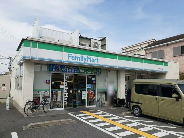 近くのファミリーマート様まで246m（徒歩4分）