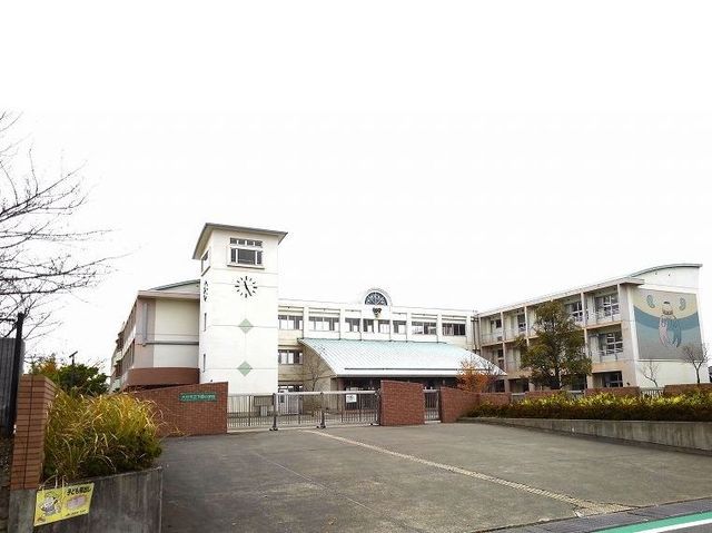 近くの下郡小学校まで1,100m（徒歩14分）