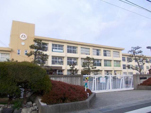 近くの綾野小学校まで1,100m(徒歩14分)