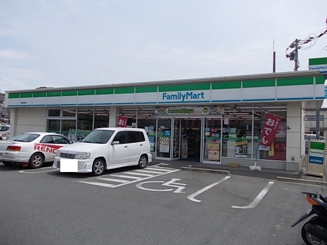 近くのファミリーマートまで1,100m（徒歩14分）