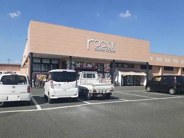 近くのスーパーロッキー御領店まで500m（徒歩7分）