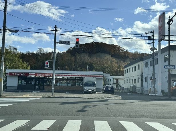 近くのセイコーマート石山2条店まで600m(徒歩8分)