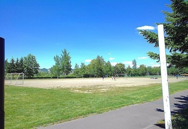近くの石山北公園まで800m(徒歩10分)