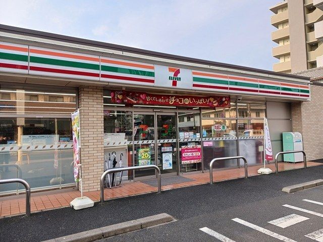近くのセブン-イレブン 亀岡駅前店まで1,000m（徒歩13分）