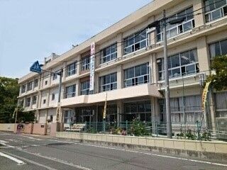 近くの和歌山市立有功小学校様まで790m（徒歩10分）