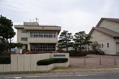 近くの上林小学校まで900m(徒歩12分)