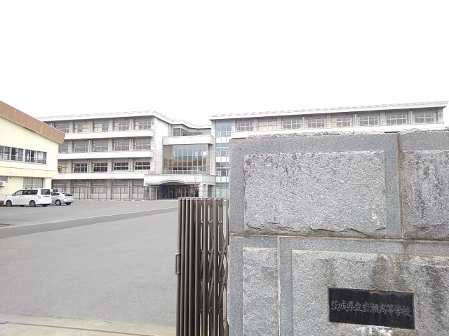 近くの茨城県立岩瀬高等学校まで400m（徒歩5分）