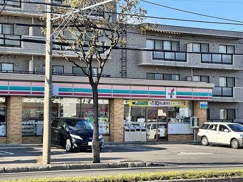 近くのセブンイレブン菊水元町７条店まで250m（徒歩4分）