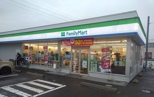 近くのファミリーマート中庄店まで500m（徒歩7分）