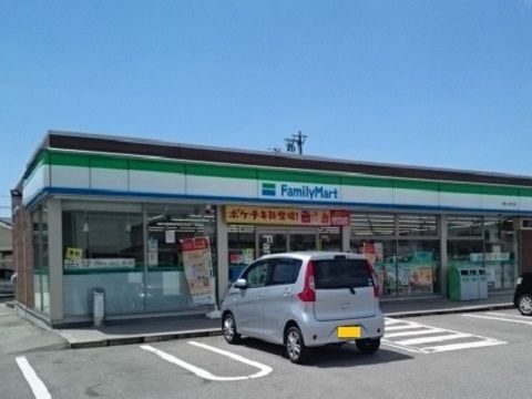 近くのファミリーマート富山上赤江店まで350m（徒歩5分）