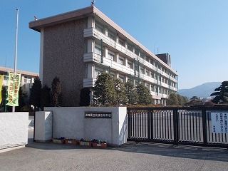 近くの筑波高校まで593m（徒歩8分）