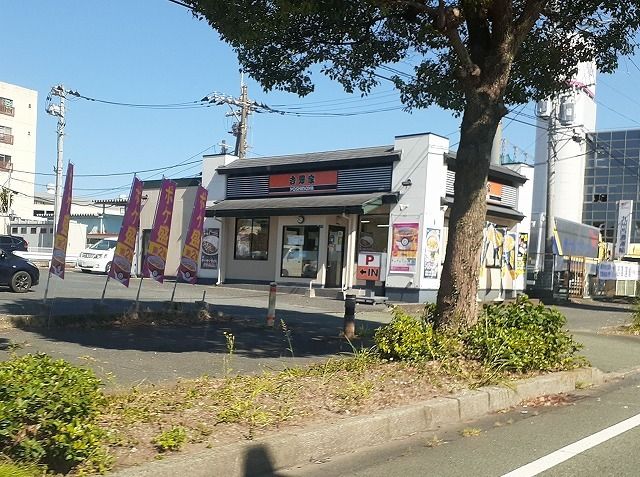 近くの飲食店まで400m（徒歩5分）