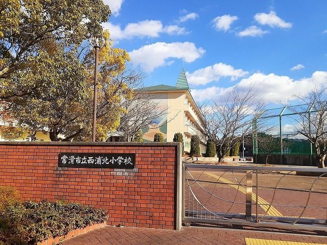 近くの小学校まで610m（徒歩8分）
