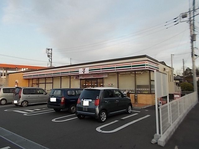 近くのコンビニまで550m（徒歩7分）