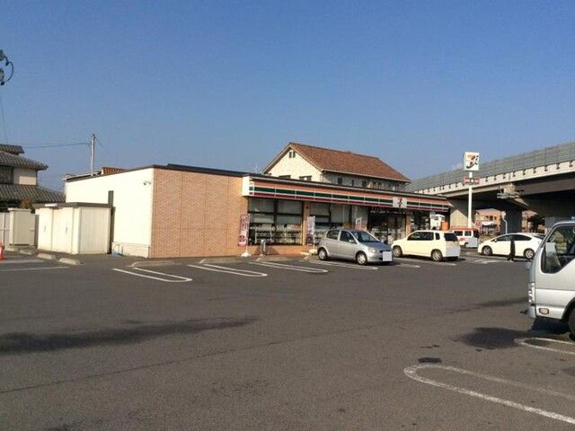 近くのセブンイレブン倉敷東富井店まで300m（徒歩4分）