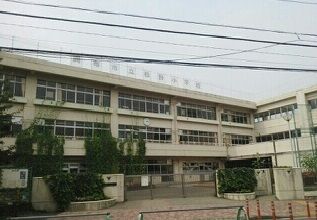 近くの柏野小学校まで30m（徒歩1分）