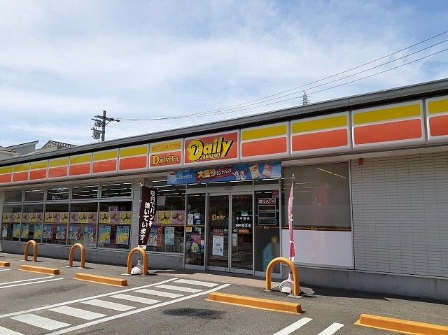 近くのコンビニまで300m（徒歩4分）