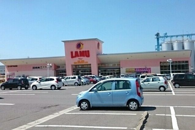 近くのラ・ムー坂出店様まで1,100m（徒歩14分）