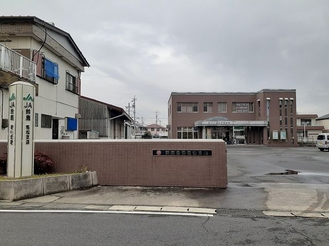 近くの銀行まで2,400m（徒歩30分）