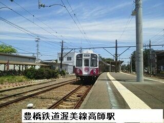 近くの豊橋鉄道渥美線高師駅まで930m（徒歩12分）