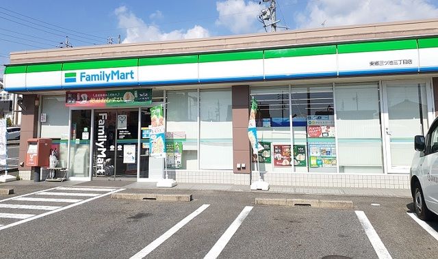 近くのファミリーマートまで550m（徒歩7分）