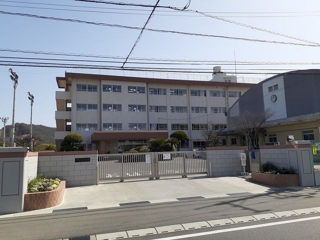 近くの岡山市立平津小学校まで650m（徒歩9分）