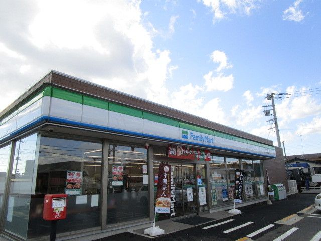 近くのファミリーマート足崎店まで580m（徒歩8分）