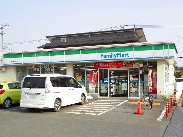 近くのファミリーマート春日町店まで750m（徒歩10分）