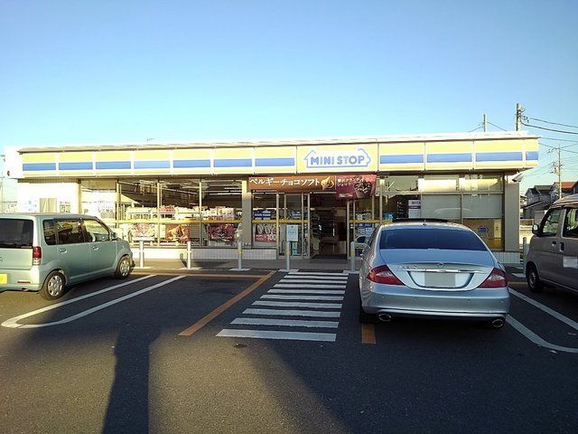 近くのミニストップ三郷彦音店まで300m（徒歩4分）