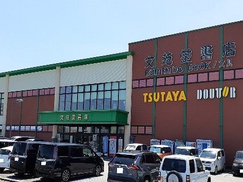 近くのＴＳＵＴＡＹＡ文苑堂富山豊田店まで160m（徒歩2分）