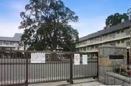 近くの新磯小学校まで1,000m（徒歩13分）