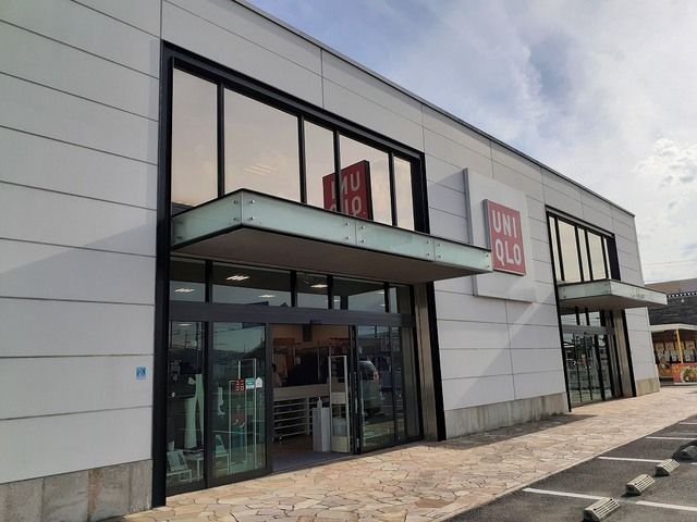 近くのユニクロ紀の川店様まで950m（徒歩12分）