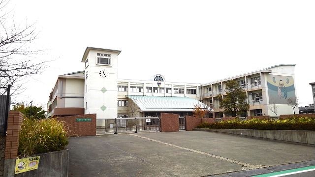 近くの下郡小学校まで500m（徒歩7分）