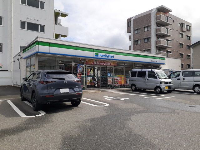 近くのコンビニまで700m（徒歩9分）