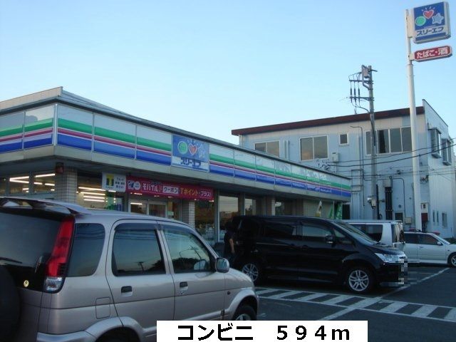 近くのコンビニまで594m（徒歩8分）