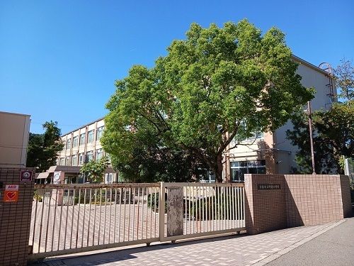 近くの京都市立　明徳小学校まで850m（徒歩11分）
