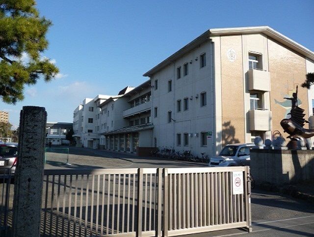 近くの焼津東小学校まで700m（徒歩9分）