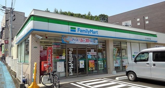 近くのファミリーマートまで400m（徒歩5分）