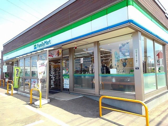 近くのファミリーマートまで90m（徒歩2分）