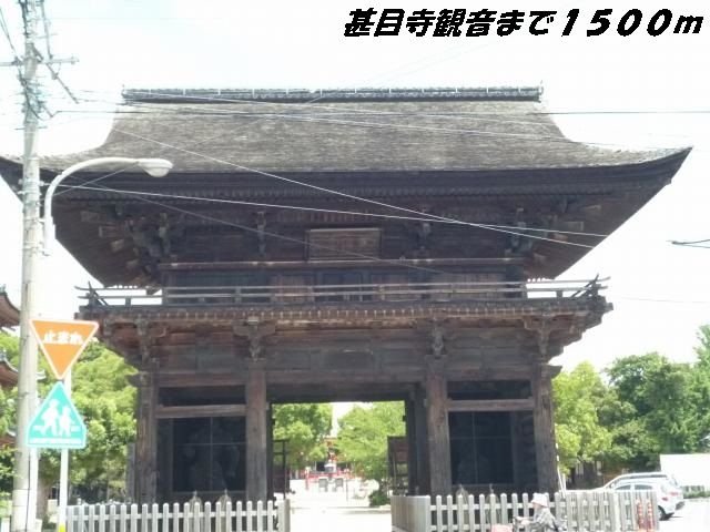 近くの施設まで1,500m（徒歩19分）