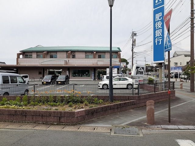 近くの銀行まで910m（徒歩12分）