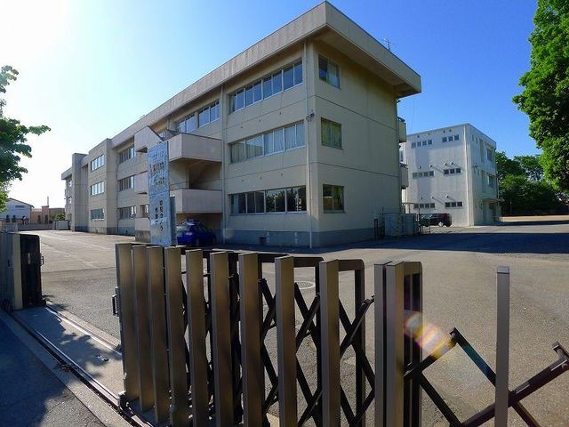 近くの太田市立休泊小学校まで1,200m(徒歩15分)