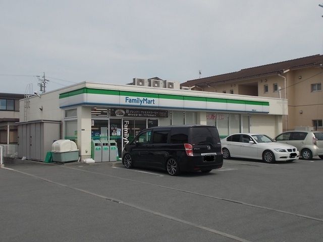 近くのファミリーマートまで150m(徒歩2分)