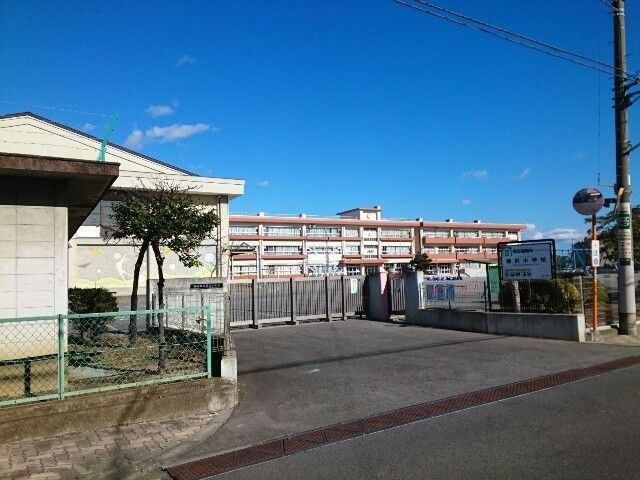近くの高崎市立塚沢小学校まで850m（徒歩11分）